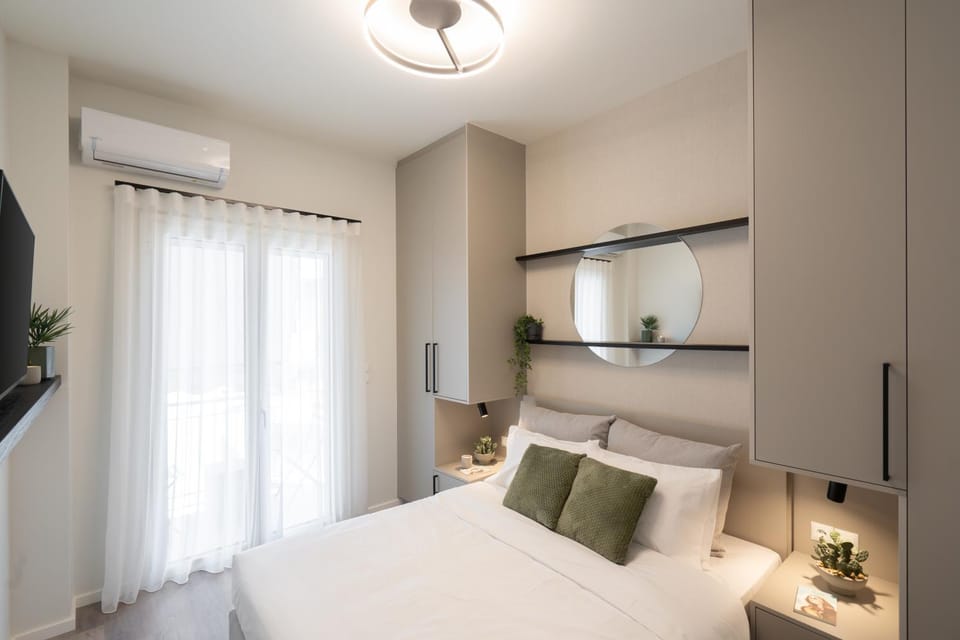 Bed, TV and multimedia, Photo of the whole room, Decorative detail, Bedroom, internet, safe, air conditioner