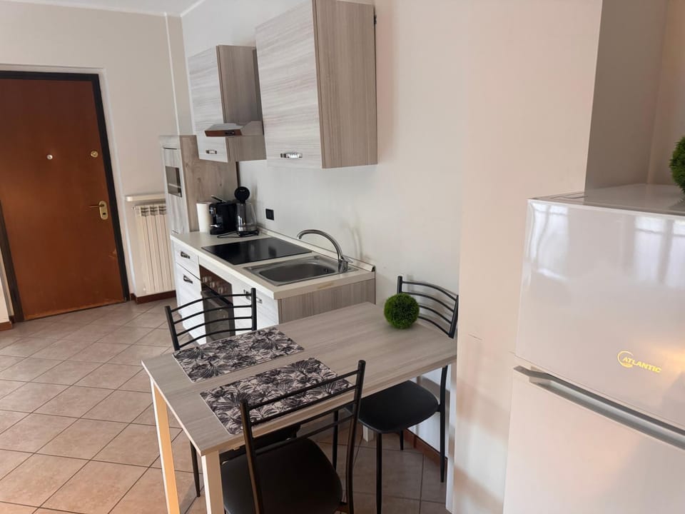 Kitchen or kitchenette, Dining area, oven, stove