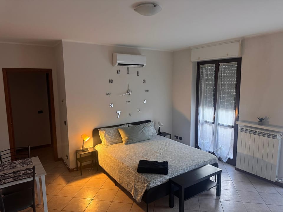 Bed, Photo of the whole room, Bedroom, internet, towels, air conditioner