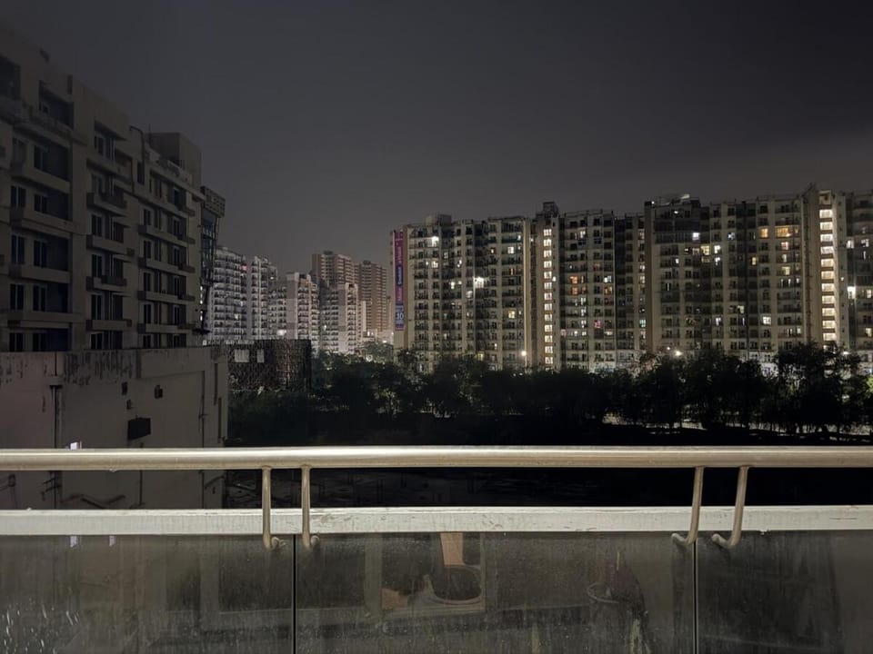 Luxora - Stay in Style Apartment in Noida