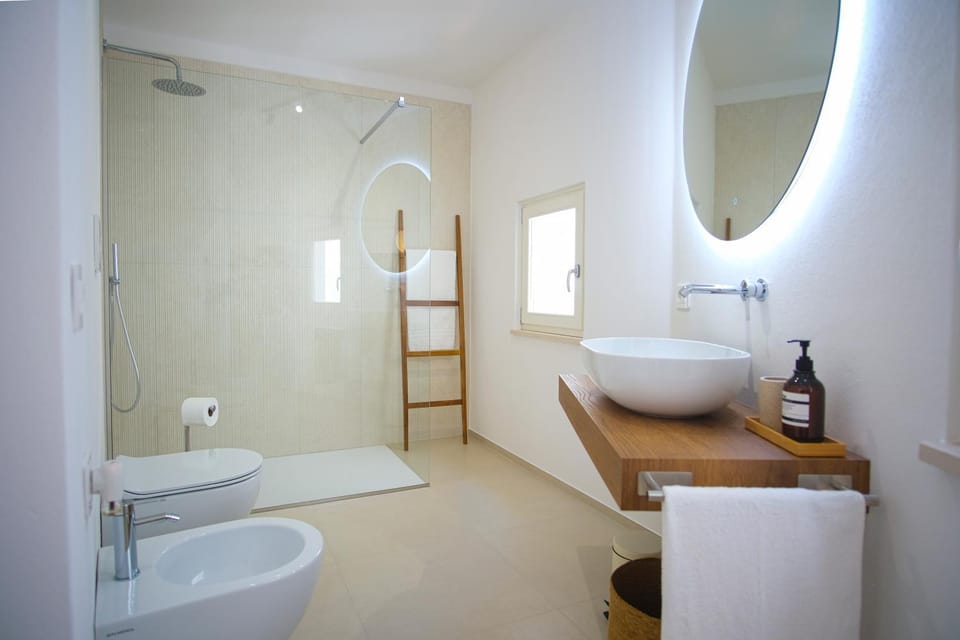 Shower, Toilet, Bathroom, bidet, towels