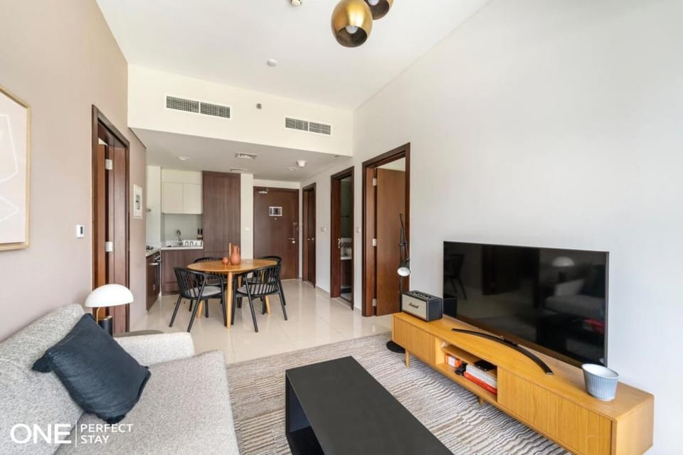 Business Bay City Skyline Views Apartment in Dubai