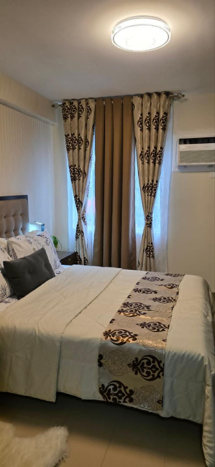 Photo of the whole room, Bedroom, air conditioner