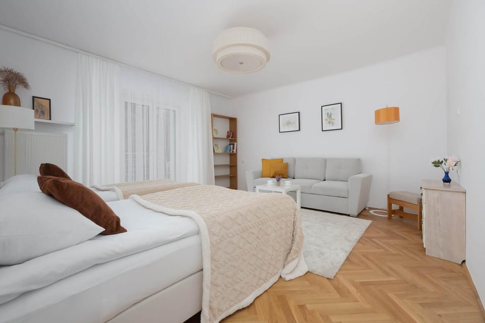 Bed, Photo of the whole room, Seating area, Bedroom