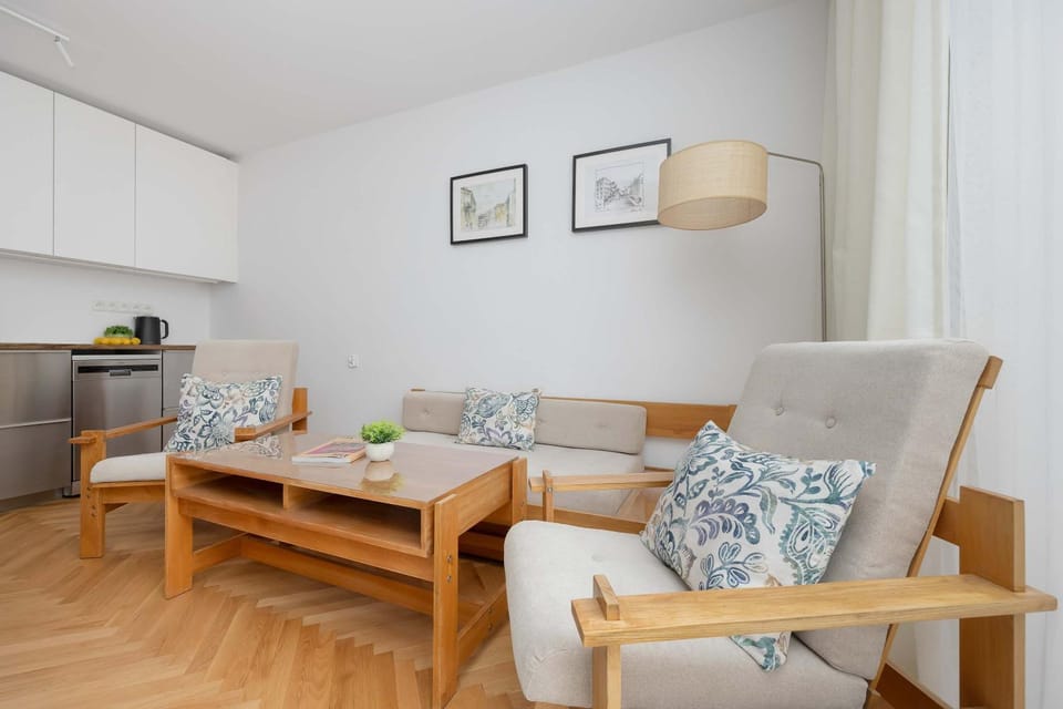 Kitchen or kitchenette, Living room, Seating area, Dining area