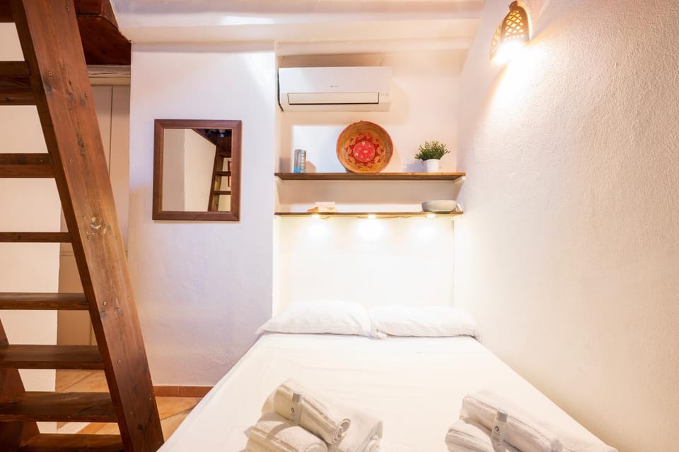 Bed, Bedroom, towels, air conditioner