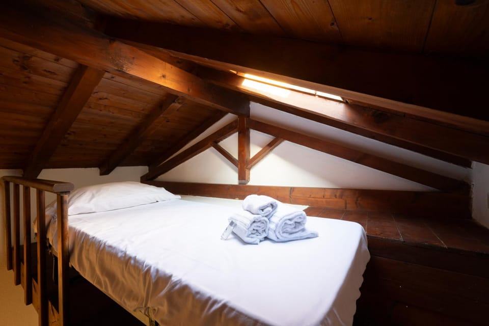 Bed, towels