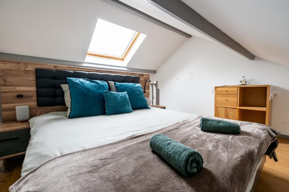 Bed, Bedroom, towels