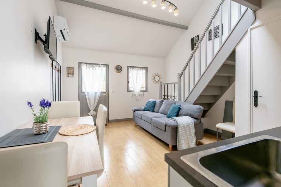 Facade/entrance, TV and multimedia, Living room, Seating area, Dining area