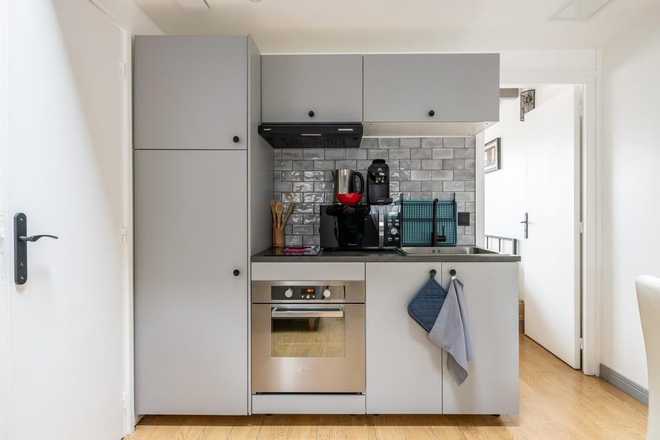 Kitchen or kitchenette, oven, stove
