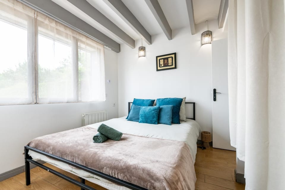 Bed, Bedroom, towels