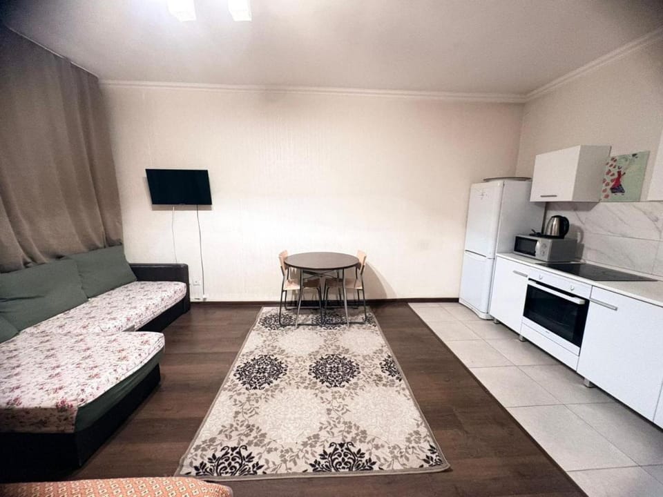Kitchen or kitchenette, Living room, Seating area, Dining area