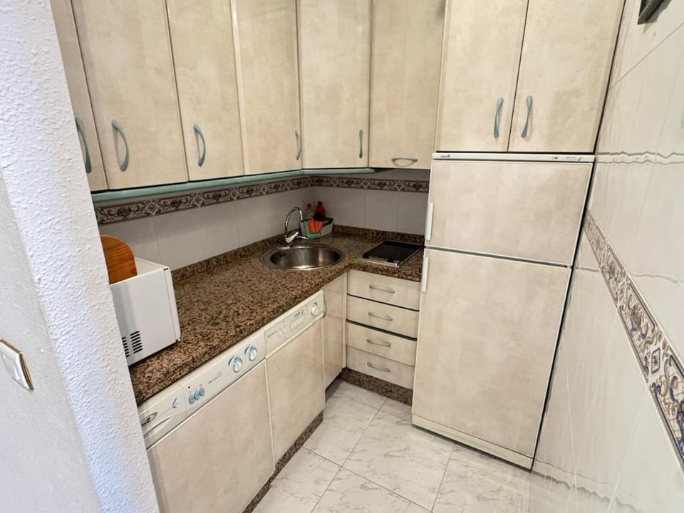 Kitchen or kitchenette, Communal kitchen, dishwasher, microwave, stove, washing machine