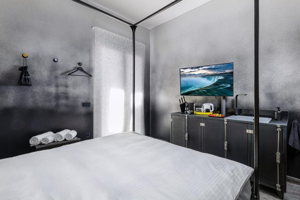 Bed, TV and multimedia, Photo of the whole room, Bedroom