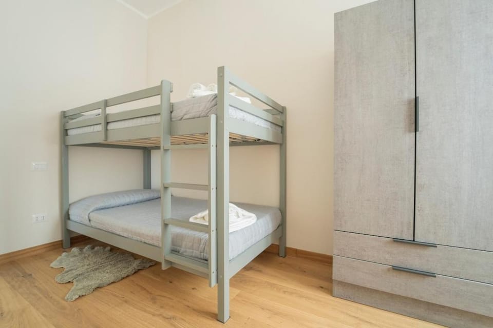 Bedroom, bunk bed