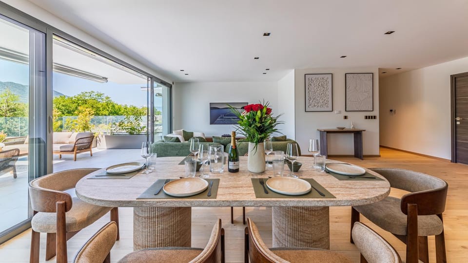 Dining area, Meals