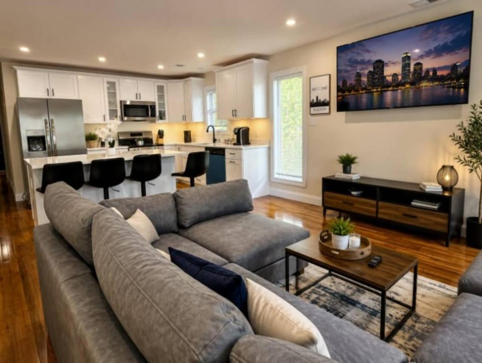 TV and multimedia, Kitchen or kitchenette, Living room, Seating area, Dining area, stove