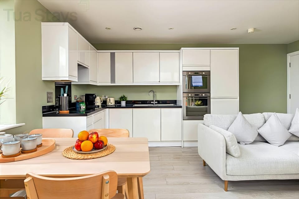 Coffee/tea facilities, Kitchen or kitchenette, Living room, Food and drinks, Seating area, Dining area, Food, dishwasher, oven, stove, toaster