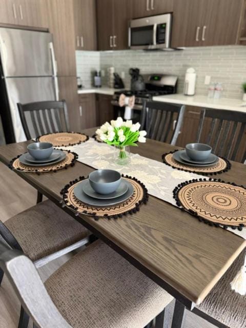 Kitchen or kitchenette, Dining area