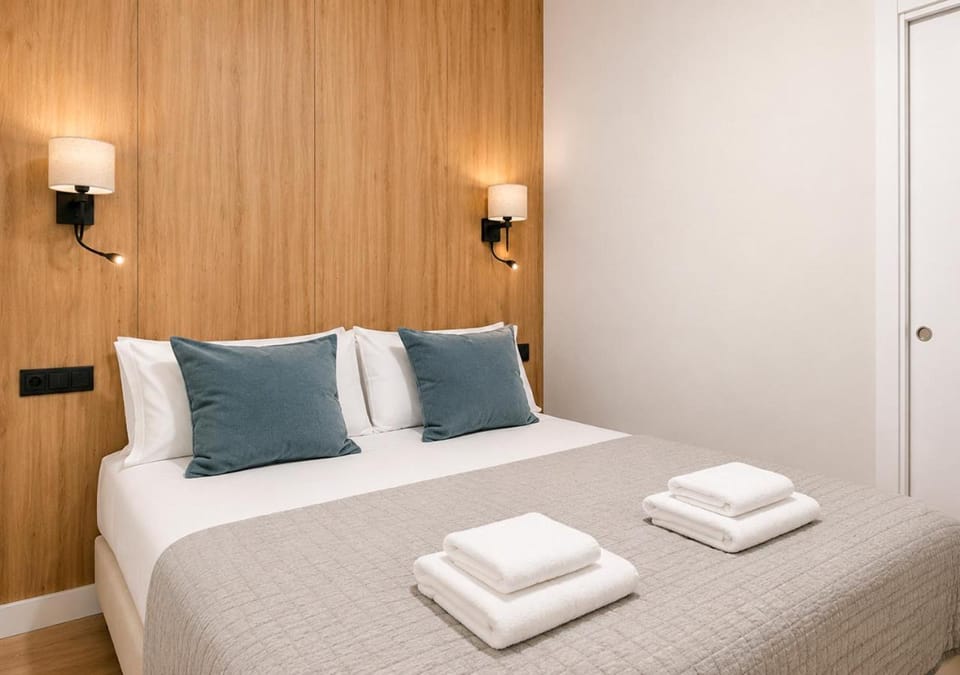 Bed, Bedroom, towels