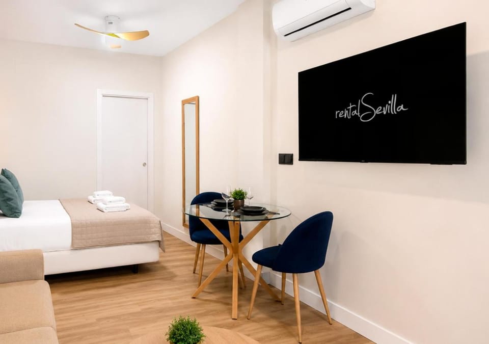 Bed, TV and multimedia, Seating area, Dining area, Bedroom, air conditioner