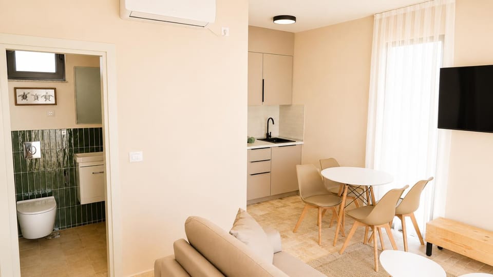 TV and multimedia, Kitchen or kitchenette, Living room, Seating area, Dining area