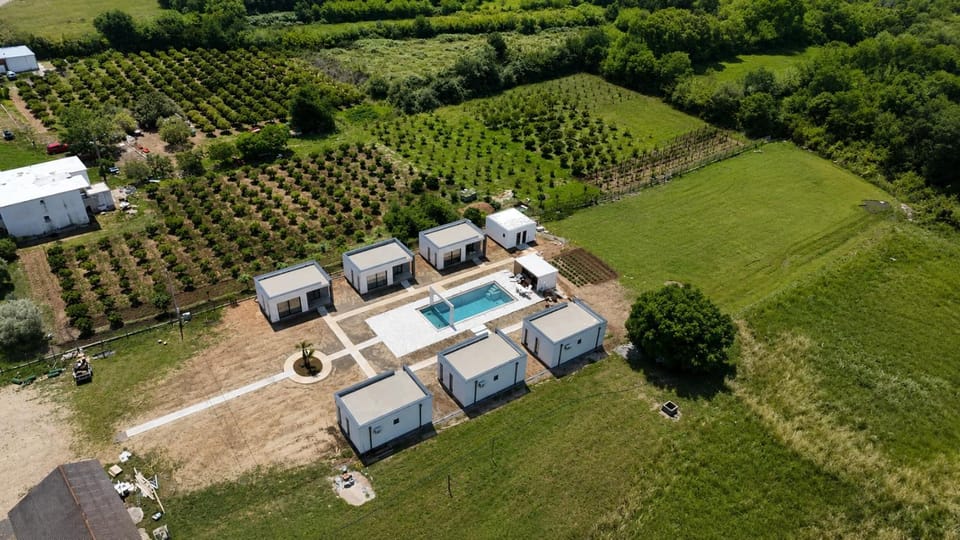 Property building, Day, Natural landscape, Bird's eye view, Garden, Garden view, Pool view, Swimming pool