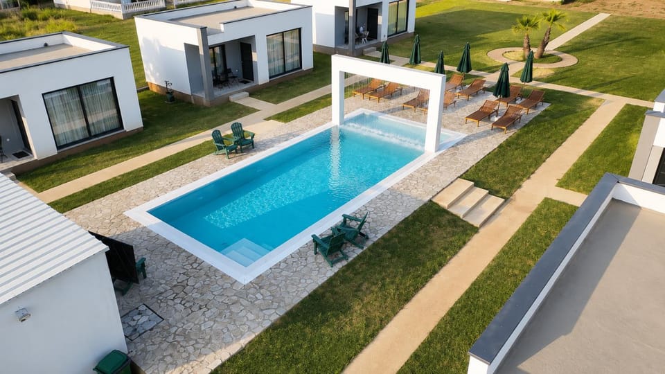 Property building, Day, Pool view, Swimming pool, Breakfast, sunbed