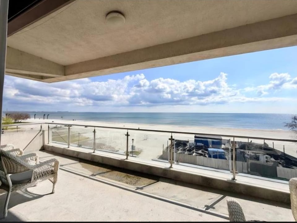 Patio, View (from property/room), Balcony/Terrace, Living room, Seating area, Dining area, Beach, Sea view
