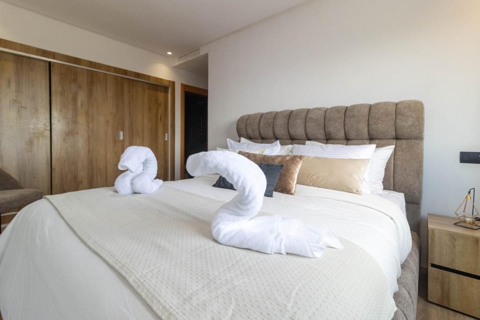 Photo of the whole room, Bedroom, towels