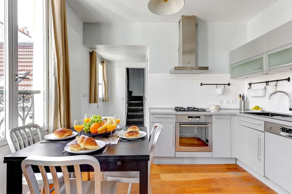 Kitchen or kitchenette, Food and drinks, Dining area, Food, stove