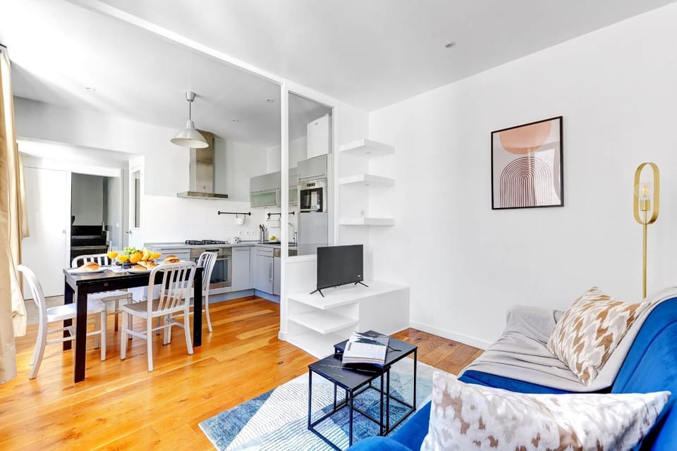 TV and multimedia, Kitchen or kitchenette, Living room, Seating area, Dining area, oven, stove