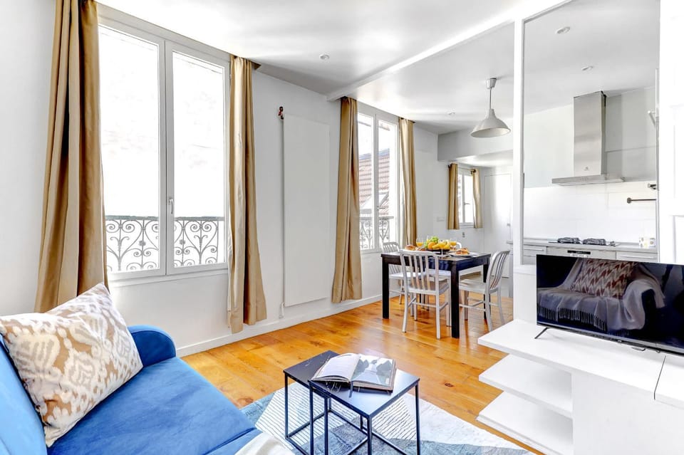 Property building, TV and multimedia, Kitchen or kitchenette, Living room, Seating area, Dining area