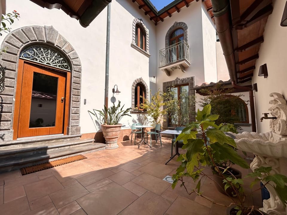Patio, Facade/entrance