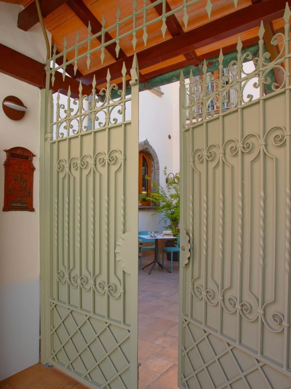 Facade/entrance