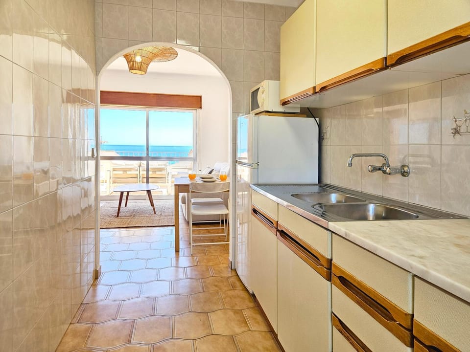 Coffee/tea facilities, View (from property/room), Dining area, City view, Sea view, microwave, oven, stove, toaster, kitchen