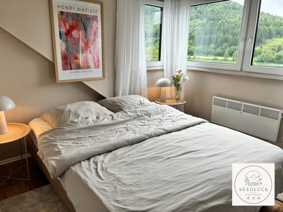 Bed, Natural landscape, View (from property/room), Bedroom, Lake view, Mountain view