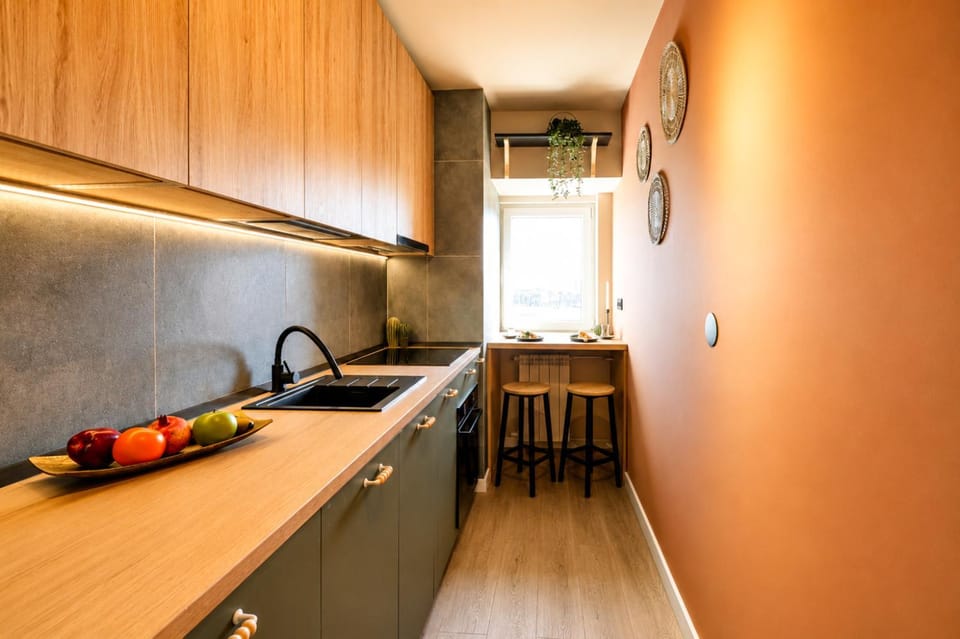Kitchen or kitchenette, Dining area, oven