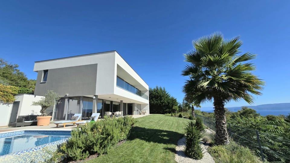 Property building, Garden, Swimming pool