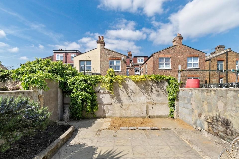 Homely 3 bed flat in Tottenham Apartment in London