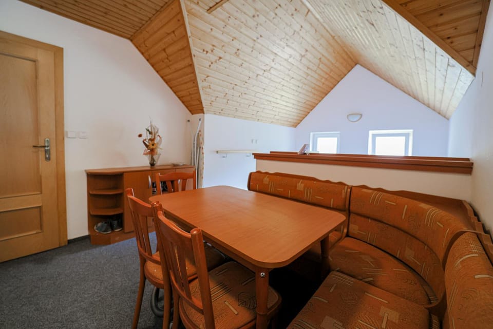 Seating area, Dining area