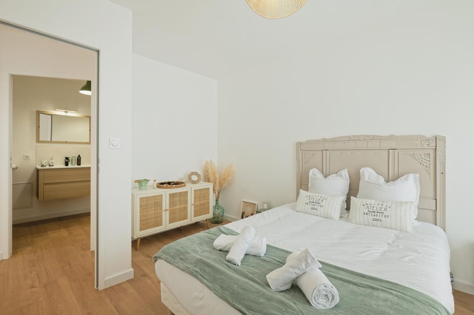Bed, Bathroom, Bedroom