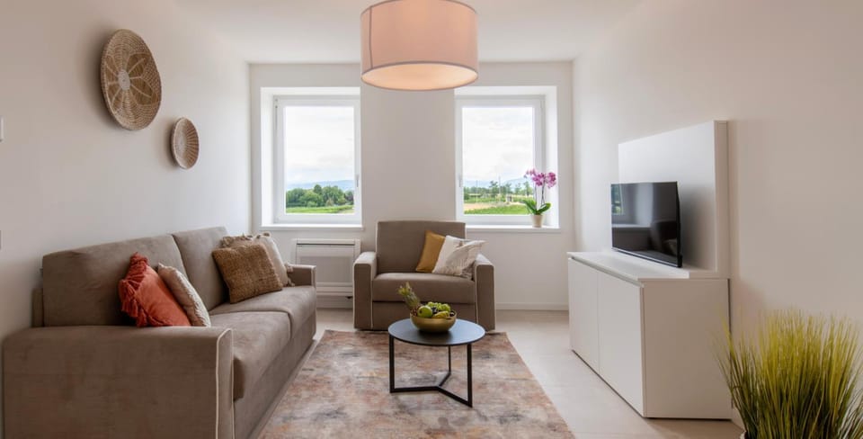TV and multimedia, Living room, Seating area, Evening entertainment