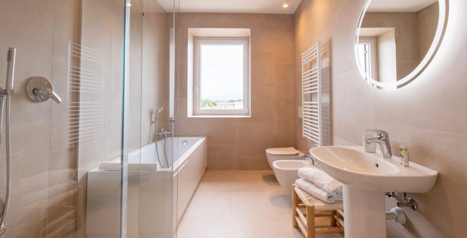 Shower, Toilet, Bathroom, Bath, towels