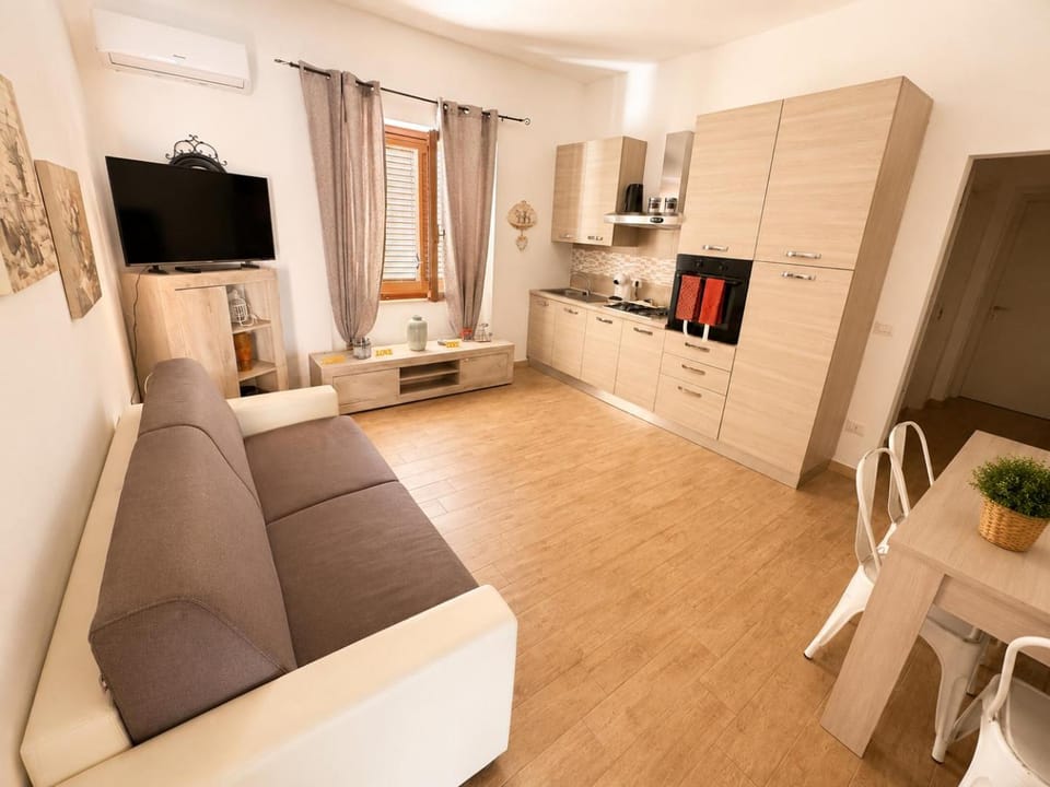 TV and multimedia, Kitchen or kitchenette, Living room, Seating area, Dining area, oven, stove