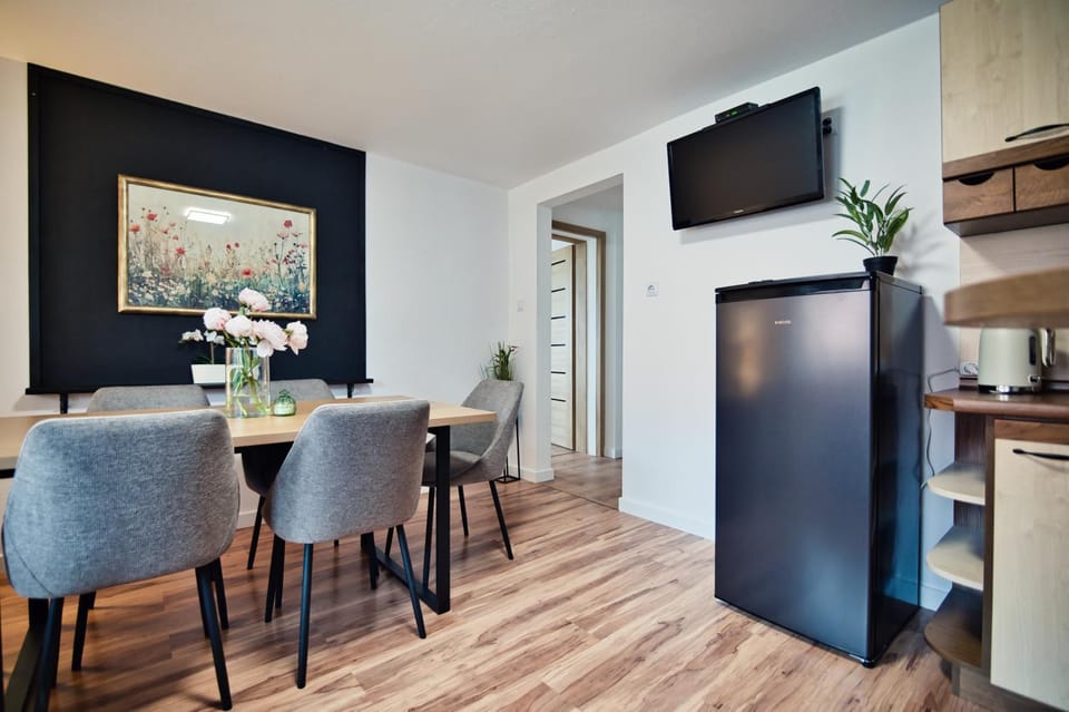 TV and multimedia, Kitchen or kitchenette, Living room, Seating area, Dining area, oven