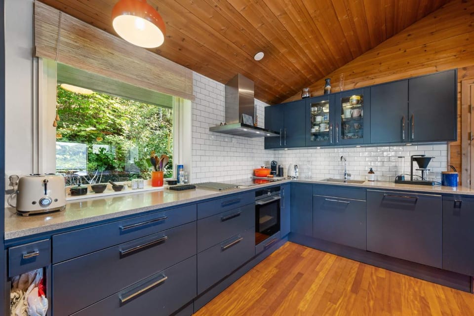 Coffee/tea facilities, Kitchen or kitchenette, dishwasher, stove
