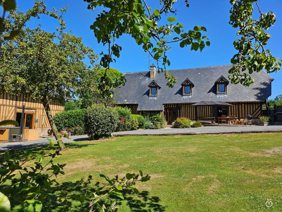 Les 2 Gîtes du Bel Angerville House in Normandy