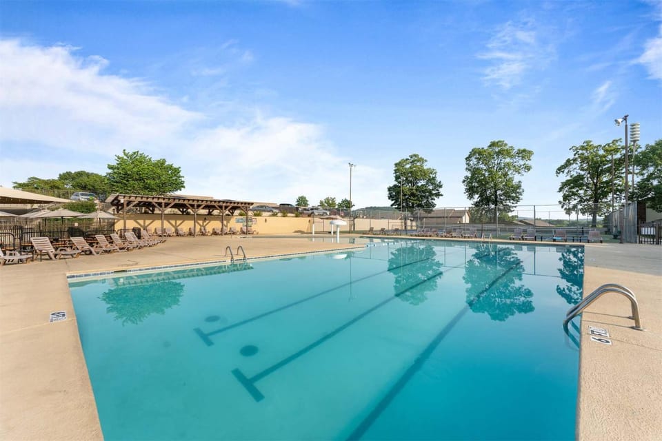 The Quiet Escape with Balcony House in Branson