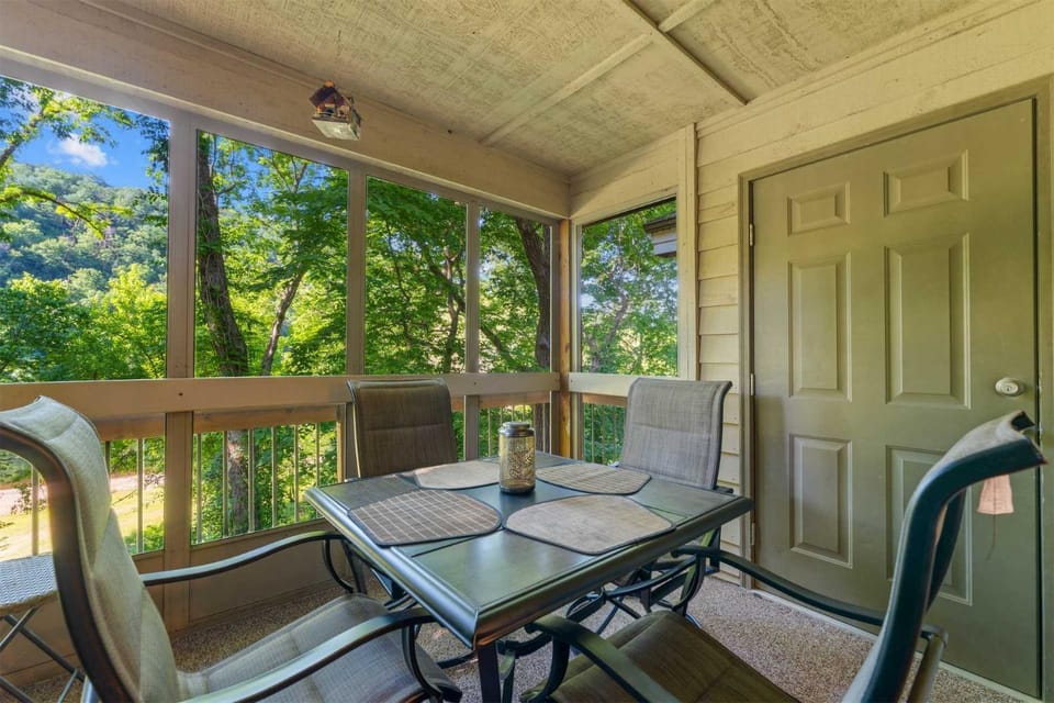The Quiet Escape with Balcony House in Branson